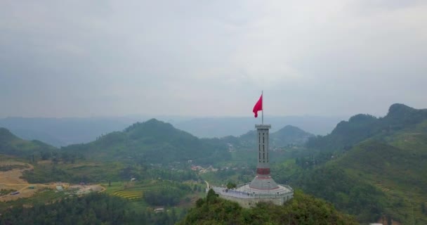 龙铜旗塔 皇家优质股票视频镜头的龙铜旗杆在越南的河热市 国旗越南在越南北极与中国接壤的北极塔上 — 图库视频影像