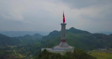 Akciğer Cu bayrak Kulesi. Lisanslı yüksek kaliteli stok video görüntüleri akciğer Cu bayrak direğine Ha Giang il, Vietnam. Lungcu ülkenin en kuzeydeki nokta ve Çin ile sınır görebilirsiniz