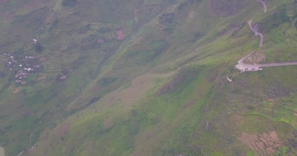 Luftaufnahme Draufsicht Auf Den Leng Pass Dong Van Lizenzgebühren Qualitativ — Stockvideo