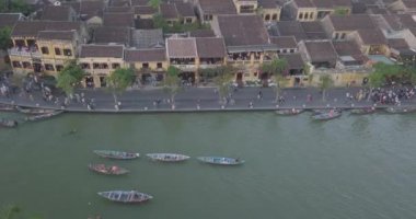 Havadan görünümü Hoi eski bir şehir veya Hoian antik kenti. Lisanslı yüksek kaliteli ücretsiz stok video görüntüleri yukarıdan Hoai Nehri'nin ve trafik Hoi An. Hoi tekne bir Asya'nın en popüler seyahat biridir.
