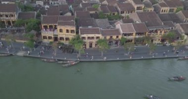 Hoi eski bir şehir havadan görünümü veya gece Hoian Antik şehirde. Hoai nehir ve tekne trafiği Hoi An. Hoi bir Caddesi ve gece ile nehirde lisanslı yüksek kaliteli ücretsiz stok video görüntüleri üstten görünüm