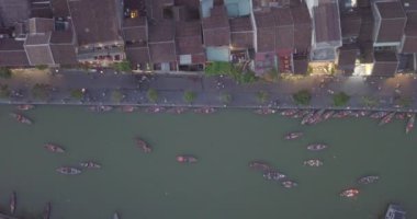 Havadan görünümü Hoi eski bir şehir veya Hoian antik kenti. Lisanslı yüksek kaliteli ücretsiz stok video görüntüleri yukarıdan Hoai Nehri'nin ve trafik Hoi An. Hoi tekne bir Asya'nın en popüler seyahat biridir.