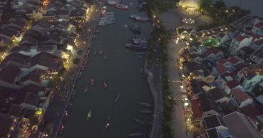 Havadan görünümü Hoi eski bir şehir veya Hoian antik kenti. Lisanslı yüksek kaliteli ücretsiz stok video görüntüleri yukarıdan Hoai Nehri'nin ve trafik Hoi An. Hoi tekne bir Asya'nın en popüler seyahat biridir.