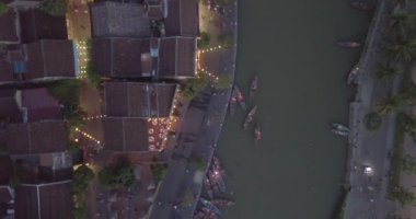 Hoi eski bir şehir havadan görünümü veya gece Hoian Antik şehirde. Hoai nehir ve tekne trafiği Hoi An. Hoi bir Caddesi ve gece ile nehirde lisanslı yüksek kaliteli ücretsiz stok video görüntüleri üstten görünüm