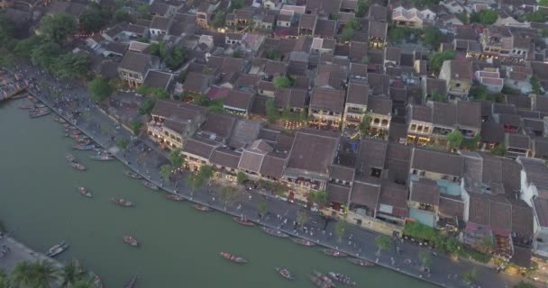 会安古镇或会安古镇鸟图 皇家优质免费股票视频画面的最高视野的海河和船交通会安 会安是亚洲最受欢迎的旅行之一 — 图库视频影像