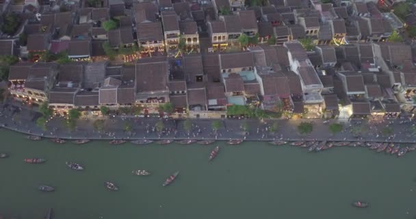 会安古镇或会安古镇鸟图 皇家优质免费股票视频画面的最高视野的海河和船交通会安 会安是亚洲最受欢迎的目的地旅游之一 — 图库视频影像