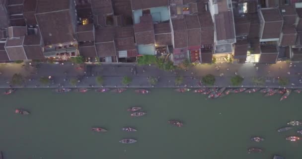 ホイアン旧市街やホイアンの古代の町の空撮 高品質ロイヤリティ フリー映像素材ホアイ川の上から見るとトラフィック ホイアン生息ホイアンをボート アジアで最も人気のある旅行の一つです — ストック動画