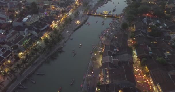 ホイアン旧市街の空中写真や夜のホイアンの古代の町 高品質ロイヤリティ フリー映像素材ホアイ川の上から見ると光と夜のトラフィック ホイアン生息ホイアン通りと川をボート — ストック動画