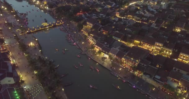 ホイアン旧市街の空中写真や夜のホイアンの古代の町 高品質ロイヤリティ フリー映像素材ホアイ川の上から見ると夜のトラフィック ホイアン生息ホイアン通りと川をボート — ストック動画