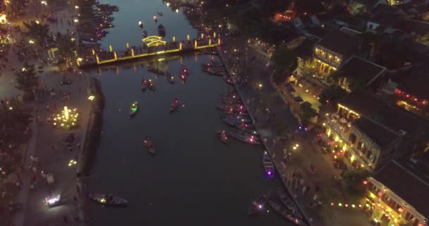 ホイアン旧市街の空中写真や夜のホイアンの古代の町 高品質ロイヤリティ フリー映像素材ホアイ川の上から見ると光と夜のトラフィック ホイアン生息ホイアン通りと川をボート — ストック動画