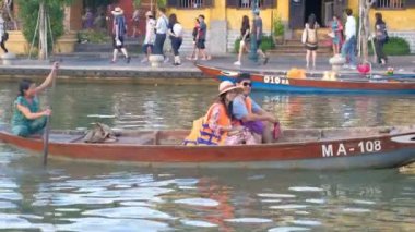 Hoi An, Vietnam - 11 2018: geleneksel kayıkçı ahşap tekne Hoi An antik kenti (Hoian), Vietnam nehrinde kürek. Ahşap tekne ile Nehri üzerinde seyahat turizm. Hoi bir Unesco Dünya mirası olduğunu