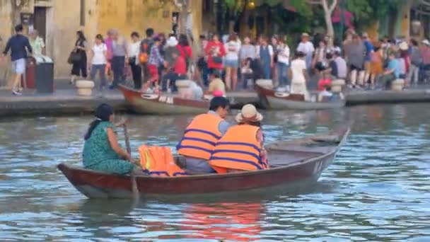 Hoi Vietnam 2018 Traditioneller Bootsmann Rudert Holzboot Auf Dem Fluss — Stockvideo