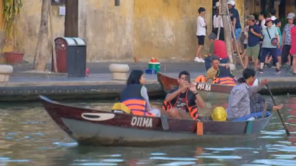 Hoi Vietnã 2018 Barqueiro Tradicional Está Remando Barco Madeira Rio — Vídeo de Stock