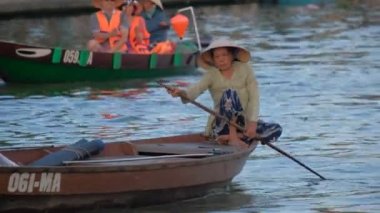 Hoi An, Vietnam - 11 2018: geleneksel kayıkçı ahşap tekne Hoi An antik kenti (Hoian), Vietnam nehrinde kürek. Ahşap tekne ile Nehri üzerinde seyahat turizm. Hoi bir Unesco Dünya mirası olduğunu
