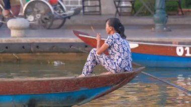 Hoi An, Vietnam - 11 2018: kürekçi ahşap tekne Hoi An antik kenti (Hoian), Vietnam nehrinde kürek. Ahşap tekne ile Nehri üzerinde seyahat turizm. Unesco Dünya Mirası Hoi eski bir şehir olduğunu