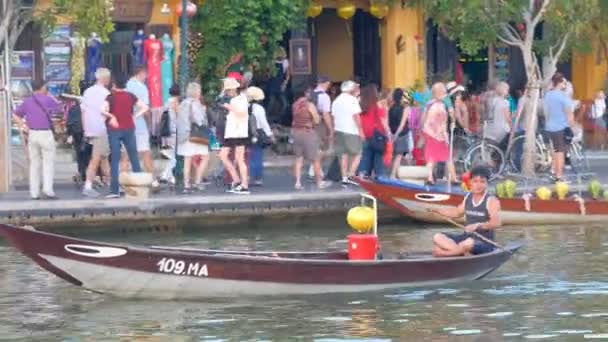 Hoi Vietnam 2018 Ruderer Rudert Holzboot Auf Fluss Hoi Eine — Stockvideo