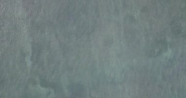 Deniz hava görünümünü, üstten görünüm, Doğa arka plan şaşırtıcı. Su ve güzel parlak mavi rengini. Masmavi plaj turkuaz dalgalar ve güneşli gün okyanusun temiz su ile. Uçak uçan üzerinden deniz manzaralı