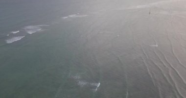 Havadan görünümü dron gelen dalgalar deniz çok güzel. Mavi renk okyanus su, dalga, deniz yüzeyi stok video görüntüleri. Üstten görünüm turkuaz dalgalar, temiz su yüzey dokusu üzerinde. Doğa arka plan şaşırtıcı üstten görünüm