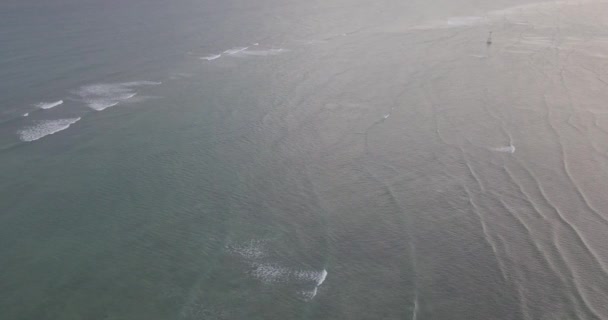 ドローンから海の波の美しい眺め 青い色の海の水 海の表面のストック ビデオ映像 ターコイズ ブルーの波 澄んだ水表面テクスチャの平面図です 驚くほどの自然の背景のトップ ビュー — ストック動画
