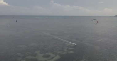 Kiteboarding uçurtma sörf. Doğa sporları kitesurfing açık plaj tropikal mavi okyanusta. Havadan izleme, kitesurfing drone üst görünümden güzel denizin dalgaları üzerinde. Dalgalar uçurtma sörfçü rides