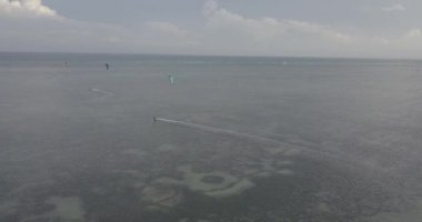 Kiteboarding uçurtma sörf. Doğa sporları kitesurfing açık plaj tropikal mavi okyanusta. Havadan izleme, kitesurfing drone üst görünümden güzel denizin dalgaları üzerinde. Dalgalar uçurtma sörfçü rides