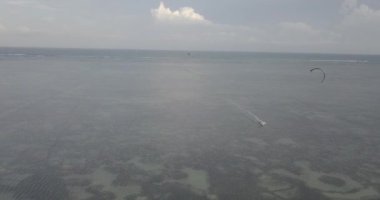 Kiteboarding kitesurfing hava görünümünü. Doğa sporları kitesurfing açık plaj tropikal mavi okyanusta. Havadan izleme, kitesurfing drone üst görünümden güzel denizin dalgaları üzerinde. Dalgalar uçurtma sörfçü rides