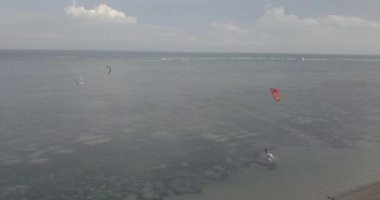 Kiteboarding kitesurfing hava görünümünü. Doğa sporları kitesurfing açık plaj tropikal mavi okyanusta. Havadan izleme, kitesurfing drone üst görünümden güzel denizin dalgaları üzerinde. Dalgalar uçurtma sörfçü rides