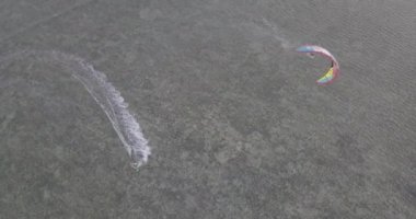 Kiteboarding uçurtma sörf. Doğa sporları kitesurfing açık plaj tropikal mavi okyanusta. Havadan izleme, kitesurfing drone üst görünümden güzel denizin dalgaları üzerinde. Dalgalar uçurtma sörfçü rides