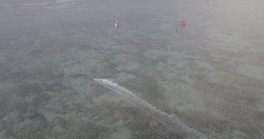 Kiteboarding uçurtma sörf. Aşırı spor kitesurfing açık plaj tropikal mavi okyanusta. Havadan izleme, kitesurfing üstten görünüm Vietnam güzel denizin dalgaları üzerinde. Dalgalar uçurtma sörfçü rides