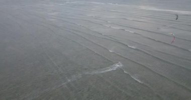 Kiteboarding uçurtma sörf. Doğa sporları kitesurfing açık plaj tropikal mavi okyanusta. Havadan izleme, kitesurfing drone üst görünümden güzel denizin dalgaları üzerinde. Dalgalar uçurtma sörfçü rides