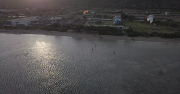 风筝板 风筝冲浪 极限运动风筝冲浪在热带蓝色的海洋 清澈的海滩 从无人机上的风筝冲浪在美丽的大海的波涛 风筝冲浪者乘着海浪 — 图库视频影像