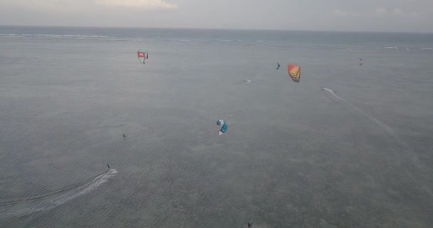 Kiteboarding Kitesurf Esportes Radicais Kitesurf Oceano Azul Tropical Praia Clara — Vídeo de Stock