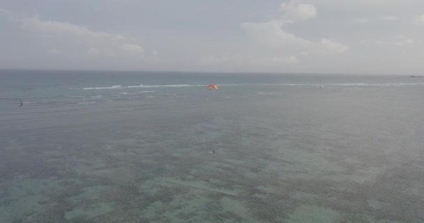 Kiteboarding Kitesurfing Extrémní Sport Kitesurfing Tropických Modrý Oceán Čisté Pláže — Stock video