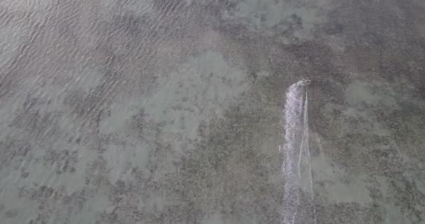 Kiteboard, kite surf. Sports extrêmes kitesurf dans l'océan bleu tropical, plage claire. Vue aérienne, vue de dessus du drone de kitesurf sur les vagues de la belle mer. Cerf-volant surfe sur les vagues 