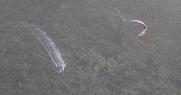 风筝板 风筝冲浪 极限运动风筝冲浪在热带蓝色的海洋 清澈的海滩 从无人机上的风筝冲浪在美丽的大海的波涛 风筝冲浪者乘着海浪 — 图库视频影像