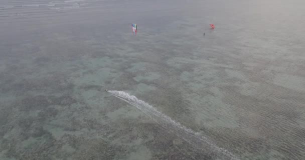 Kiteboarding Kitesurf Kitesurf Esporte Extremo Oceano Azul Tropical Praia Clara — Vídeo de Stock