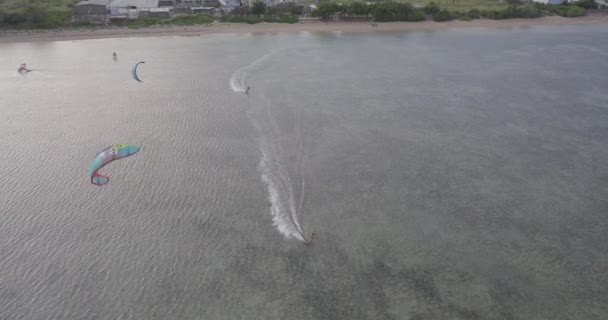 风筝板 风筝冲浪 极端运动风筝冲浪在热带蓝色的海洋 清澈的海滩 在越南美丽的大海的波涛上 可以欣赏到风筝冲浪的美景 风筝冲浪者乘着海浪 — 图库视频影像