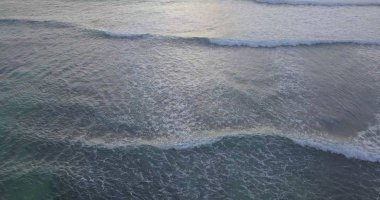 Havadan görünümü dron gelen dalgalar deniz çok güzel. Deniz su, deniz yüzeyi mavi renk stok görüntü. Üstten görünüm turkuaz dalgalar, temiz su yüzey dokusu üzerinde. Doğa arka plan şaşırtıcı üstten görünüm