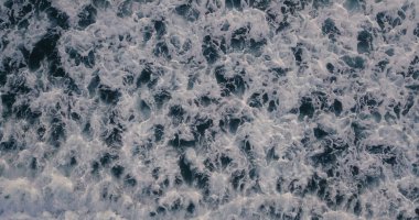 Havadan görünümü dron gelen dalgalar deniz çok güzel. Deniz su, deniz yüzeyi mavi renk stok görüntü. Üstten görünüm turkuaz dalgalar, temiz su yüzey dokusu üzerinde. Doğa arka plan şaşırtıcı üstten görünüm