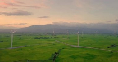 Rüzgar türbinleri çiftlik ve tarım alanları olarak mavi gökyüzü. Türbin yeşil enerji elektrik veya rüzgar türbini yeşil bir alanda - enerji üretimi ile temiz ve yenilenebilir enerji. Phan çaldı, Vietnam