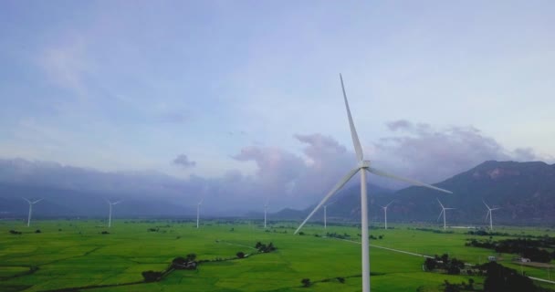 Parc Éoliennes Champs Agricoles Sur Ciel Bleu Turbine Énergie Verte — Video