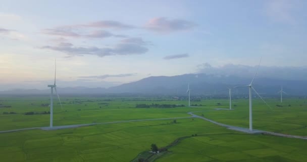 Parc Éoliennes Champs Agricoles Sur Ciel Bleu Turbine Énergie Verte — Video