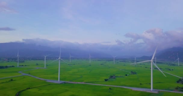 Windkraftanlagen Und Landwirtschaftliche Felder Blauen Himmel Turbine Grüne Energie Strom — Stockvideo