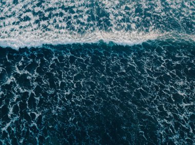 Havadan görünümü dron gelen dalgalar deniz çok güzel. Deniz su, deniz yüzeyi mavi renk stok görüntü. Üstten görünüm turkuaz dalgalar, temiz su yüzey dokusu üzerinde. Doğa arka plan şaşırtıcı üstten görünüm