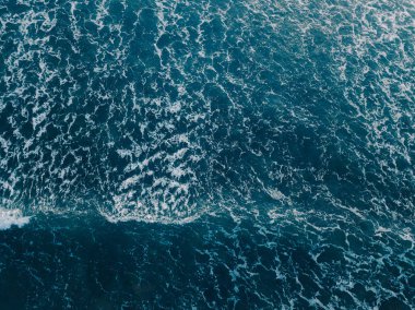 Havadan görünümü dron gelen dalgalar deniz çok güzel. Deniz su, deniz yüzeyi mavi renk stok görüntü. Üstten görünüm turkuaz dalgalar, temiz su yüzey dokusu üzerinde. Doğa arka plan şaşırtıcı üstten görünüm