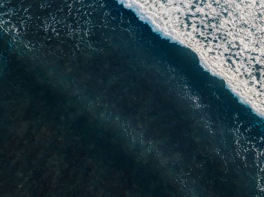 Havadan görünümü dron gelen dalgalar deniz çok güzel. Deniz su, deniz yüzeyi mavi renk stok görüntü. Üstten görünüm turkuaz dalgalar, temiz su yüzey dokusu üzerinde. Doğa arka plan şaşırtıcı üstten görünüm