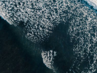 Havadan görünümü dron gelen dalgalar deniz çok güzel. Deniz su, deniz yüzeyi mavi renk stok görüntü. Üstten görünüm turkuaz dalgalar, temiz su yüzey dokusu üzerinde. Doğa arka plan şaşırtıcı üstten görünüm