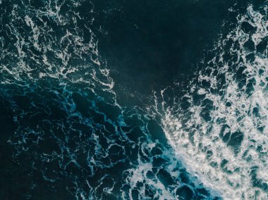 Havadan görünümü dron gelen dalgalar deniz çok güzel. Deniz su, deniz yüzeyi mavi renk stok görüntü. Üstten görünüm turkuaz dalgalar, temiz su yüzey dokusu üzerinde. Doğa arka plan şaşırtıcı üstten görünüm