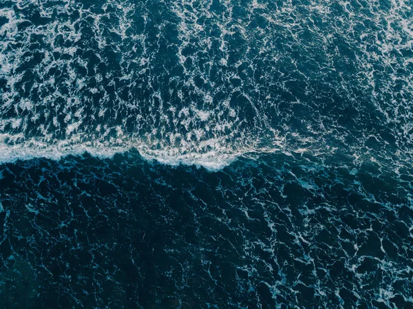 Havadan görünümü dron gelen dalgalar deniz çok güzel. Deniz su, deniz yüzeyi mavi renk stok görüntü. Üstten görünüm turkuaz dalgalar, temiz su yüzey dokusu üzerinde. Doğa arka plan şaşırtıcı üstten görünüm