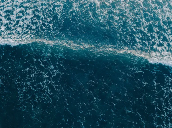 Havadan görünümü dron gelen dalgalar deniz çok güzel. Deniz su, deniz yüzeyi mavi renk stok görüntü. Üstten görünüm turkuaz dalgalar, temiz su yüzey dokusu üzerinde. Doğa arka plan şaşırtıcı üstten görünüm